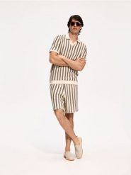 Ażurowa koszulka polo - beżowy. Brązowe koszulki polo męskie Reserved, l, w ażurowe wzory, z bawełny, bez ramiączek. Za 139.99 zł.
