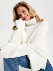 Sweter z golfem - kremowy. Białe swetry damskie Sinsay, l, bez wzorów, bez kołnierzyka, bez ramiączek, bez kaptura. Za 69.99 zł.