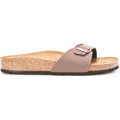 Birkenstock - Klapki. Brązowe klapki damskie Birkenstock, bez wzorów, z materiału, bez obcasa, bez zapięcia. W wyprzedaży za 219.90 zł.
