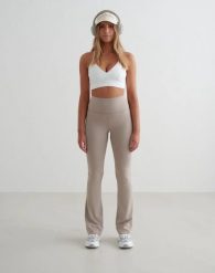 Damskie legginsy rozszerzane z wysokim stanem dla wysokich Sense ciemnogliniane. Brązowe legginsy damskie Aim'n, m, bez wzorów, z elastanu. Za 344.00 zł.