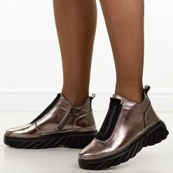 Skórzane botki damskie Filippo Dbt7426/25 GUN. Szare botki damskie Filippo, na jesień, z dzianiny, eleganckie, z okrągłym noskiem, bez obcasa, bez zapięcia. Za 299.00 zł.