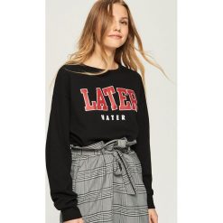 Sportowa bluza z nadrukiem - Czarny. Czarne bluzy damskie Sinsay, z nadrukiem. Za 39.99 zł.