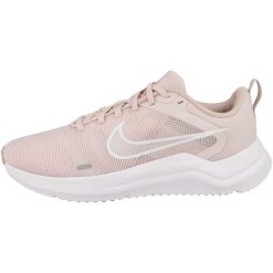 Buty do chodzenia damskie Nike Downshifter 12. Białe obuwie sportowe damskie Nike, bez wzorów, z materiału, do biegania, nike downshifter. Za 319.15 zł.