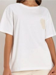 Koszulka z koronkową ozdobą - kremowy. Białe t-shirty damskie Sinsay, l, z aplikacjami, z koronki, boho, bez kołnierzyka. W wyprzedaży za 19.99 zł.