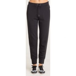 SPODNIE DRESOWE Armani Exchange. Czarne spodnie dresowe damskie Armani Exchange, l, bez wzorów, z bawełny. Za 251.00 zł.