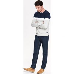 SWETER MĘSKI W MULTIKOLOROWY BLOK. Swetry przez głowę męskie marki TOP SECRET. W wyprzedaży za 59.99 zł.