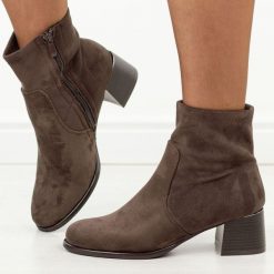 Brązowe botki damskie na obcasie Jezzi 2481-4. Brązowe botki damskie Jezzi, na jesień, z jeansu, eleganckie, z okrągłym noskiem, bez obcasa, na obcasie, bez zapięcia. Za 239.00 zł.