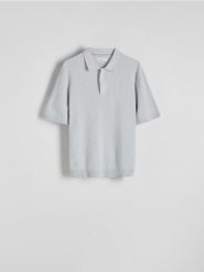 Strukturalny sweter polo - jasnoniebieski. Niebieskie swetry przez głowę męskie Reserved, l, bez wzorów, z bawełny, bez kołnierzyka. W wyprzedaży za 79.99 zł.