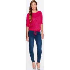 BLUZA NIEROZPINANA DAMSKA, Z BŁYSZCZĄCYM, KWIATOWYM NADRUKIEM Z PRZODU. Bluzy damskie marki TOP SECRET. W wyprzedaży za 29.99 zł.