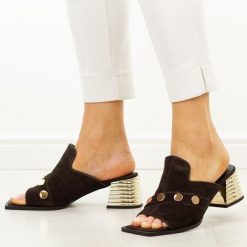 Brązowe skórzane klapki damskie DiA 3143. Brązowe klapki damskie DiA, bez wzorów, ze skóry, eleganckie, bez obcasa, na obcasie. Za 379.00 zł.