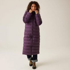 Płaszcz turystyczny damski zimowy ocieplany Elender Regatta. Fioletowe płaszcze damskie Regatta, na zimę, bez wzorów, z puchu, sportowe, z kapturem. Za 269.99 zł.