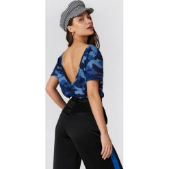NA-KD T-shirt moro z dekoltem na plecach - Blue. Niebieskie t-shirty damskie NA-KD, moro, z bawełny, z dekoltem na plecach. W wyprzedaży za 40.48 zł.