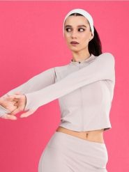 Rozpinana sportowa bluza ze stójką i otworami na kciuki Gym Hard - kremowy. Białe bluzy damskie Sinsay, l, bez wzorów, bez kaptura. Za 49.99 zł.