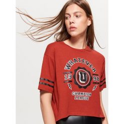 Krótka koszulka z napisem - Brązowy. Brązowe t-shirty damskie Cropp, z napisami. W wyprzedaży za 14.99 zł.