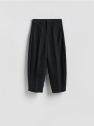 Spodnie barrel leg - czarny. Czarne spodnie materiałowe damskie Reserved, l, bez wzorów, z bawełny. Za 129.99 zł.