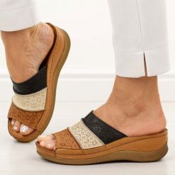 Brązowe skórzane klapki damskie na koturnie T.Sokolski 172. Brązowe klapki damskie Sokolski, bez wzorów, z jeansu, biznesowe, bez obcasa, na koturnie. Za 239.00 zł.