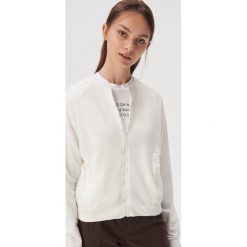 Strukturalna bluza bomber - Kremowy. Białe bluzy damskie Sinsay, l, bez wzorów, bez kaptura. Za 49.99 zł.