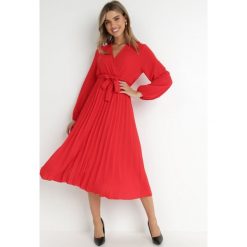 Czerwona Sukienka Mesyre. Czerwone sukienki damskie Born2be, do pracy, s, bez wzorów, z materiału, biznesowe, bez kołnierzyka, bez ramiączek, midi, kopertowe. Za 89.99 zł.