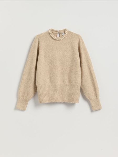 Sweter z aplikacją - beżowy. Brązowe swetry damskie Reserved, l, z aplikacjami, z dzianiny, bez kołnierzyka, bez ramiączek, bez kaptura. Za 139.99 zł.