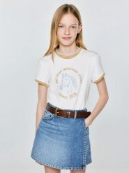 Koszulka dziewczęca z nadrukiem biała Bettarca 100. Białe bluzki dla dziewczynek Big Star, bez wzorów, z dzianiny, bez kołnierzyka, bez ramiączek. Za 59.99 zł.