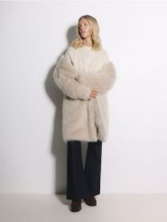 Sweter z ozdobnym splotem - kremowy. Białe swetry damskie Reserved, l, bez wzorów, z dzianiny, bez kołnierzyka, bez ramiączek, bez kaptura. Za 139.99 zł.