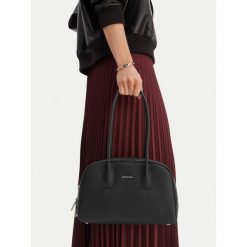 Torebka GINO ROSSI. Czarne torebki do ręki damskie Gino Rossi, bez wzorów, klasyczne, bez dodatków. Za 399.99 zł.