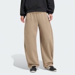 Polarowe spodnie Essentials Contemporary typu barrel. Zielone spodnie materiałowe damskie Adidas, xs, bez wzorów, z bawełny. Za 239.00 zł.