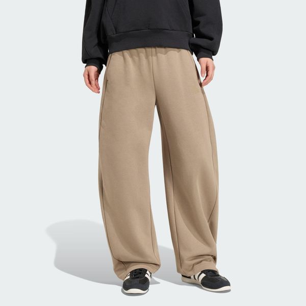 Polarowe spodnie Essentials Contemporary typu barrel. Zielone spodnie materiałowe damskie Adidas, xs, bez wzorów, z bawełny. Za 239.00 zł.