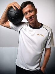 4F Koszulka treningowa szybkoschnąca męska 4F x Robert Lewandowski - biała S. Białe koszulki sportowe męskie 4f, l, bez wzorów, z materiału, bez kołnierzyka, bez ramiączek, na fitness i siłownię. Za 149.99 zł.