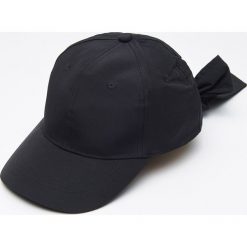 Czapka z wiązaniem z tyłu - Czarny. Czapki i kapelusze damskie marki Cropp. W wyprzedaży za 9.99 zł.