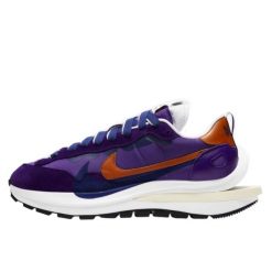 Buty do chodzenia dla dorosłych Nike Sacai Vaporwaffle Dark Iris. Fioletowe obuwie sportowe damskie Nike, bez wzorów, z nylonu, tenisowe. Za 3,374.12 zł.