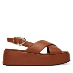 Sandały LOVE MOSCHINO. Brązowe sandały damskie Love Moschino, bez wzorów, bez obcasa, na koturnie, bez zapięcia. Za 919.99 zł.