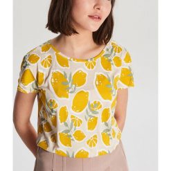 Koszulka z nadrukiem all over - Beżowy. T-shirty damskie Cropp. Za 29.99 zł.