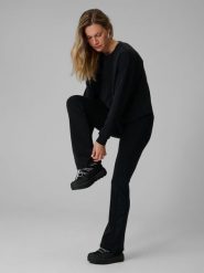 4F Legginsy z rozszerzanymi nogawkami damskie - czarne S. Czarne legginsy damskie 4f, s, bez wzorów, z dzianiny. Za 129.99 zł.