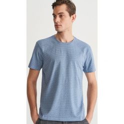 T-shirt z mikrowzorem - Niebieski. T-shirty męskie Reserved. W wyprzedaży za 29.99 zł.