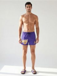 Szorty kąpielowe z nadrukiem NBA Los Angeles Lakers - fioletowy. Fioletowe krótkie spodenki sportowe męskie Sinsay, l, bez wzorów. Za 39.99 zł.