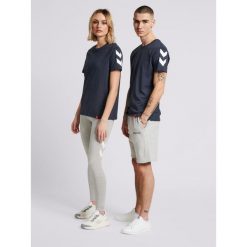 Koszulka Hummel hmlLEGACY chevron. Niebieskie koszulki sportowe męskie Hummel, m, bez wzorów, bez kołnierzyka, bez ramiączek, na fitness i siłownię. Za 130.00 zł.