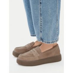 Loafersy Lasocki. Brązowe półbuty damskie Lasocki, bez wzorów, bez obcasa, na płaskiej podeszwie, bez zapięcia. Za 229.99 zł.
