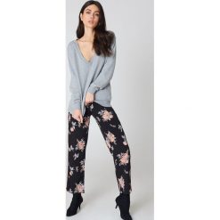 NA-KD Basic Bluza basic z dekoltem V - Grey. Bluzy damskie marki NA-KD Basic. Za 60.95 zł.
