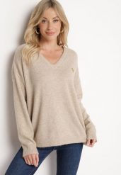 Ciemnobeżowy Sweter z Wełną i Trójkątnym Dekoltem Zivida. Brązowe swetry damskie Born2be, bez wzorów, z jeansu, eleganckie, bez kołnierzyka, bez ramiączek, długie, bez kaptura. Za 129.99 zł.
