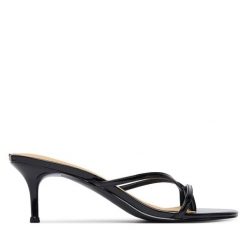 Klapki Guess. Czarne klapki damskie Guess, z aplikacjami, bez obcasa. Za 499.99 zł.