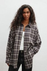 Koszula typu oversize w kratę w kolorze BRĄZOWYM - RENO 9359-M/L. Brązowe koszule damskie Marsala, l, bez wzorów, z bawełny, klasyczne, bez kołnierzyka, bez ramiączek. Za 349.90 zł.