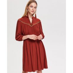 Rozkloszowana sukienka - Bordowy. Sukienki damskie Reserved. W wyprzedaży za 39.99 zł.