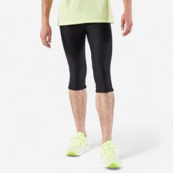 Legginsy do biegania krótkie męskie Kiprun Run 100. Czarne legginsy sportowe męskie KALENJI, l, bez wzorów, z materiału, krótkie, do biegania. Za 54.99 zł.