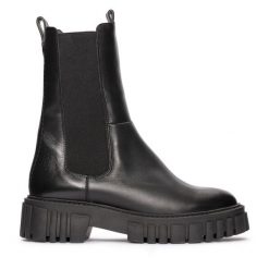 Sztyblety Clarks. Czarne botki damskie Clarks, bez obcasa, na płaskiej podeszwie, bez zapięcia. Za 479.99 zł.