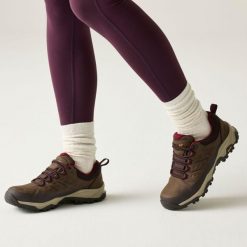 Damskie buty Blake Low. Brązowe trekkingi damskie Regatta, trekkingowe. Za 399.99 zł.