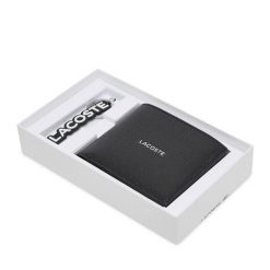 Portfel Lacoste. Czarne portfele męskie Lacoste, bez wzorów. Za 449.99 zł.