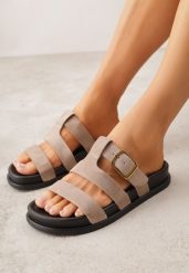 Ciemnobeżowe Klapki z Geometryczną Cholewką i Klamrą z Boku Endrita. Brązowe klapki damskie Born2be, bez wzorów, klasyczne, bez obcasa, na płaskiej podeszwie. Za 69.99 zł.