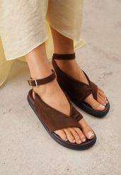 Brązowe Sandały Japonki z Imitacji Zamszu z Paskiem na Duży Palec Onisira. Brązowe sandały damskie Born2be, bez wzorów, z jeansu, bez obcasa, na płaskiej podeszwie, bez zapięcia. Za 99.99 zł.
