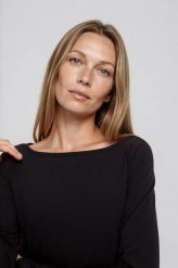 Dopasowana bluzka z długimi rękawami czarna. Czarne bluzki damskie MOODO, l, bez wzorów, z bawełny, bez kołnierzyka, bez ramiączek. Za 39.99 zł.